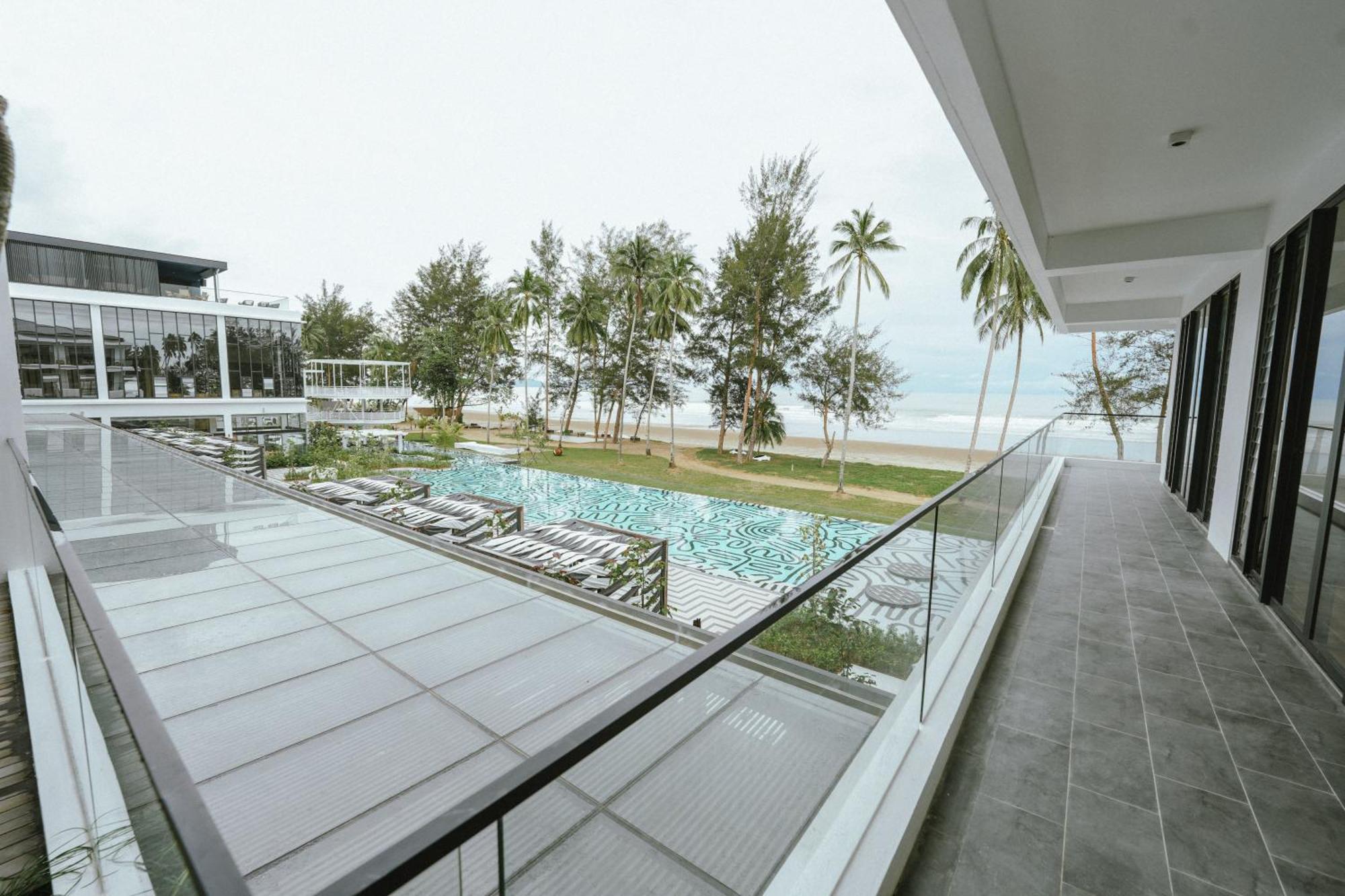 Roxy Beach Resort Sematan Exterior photo