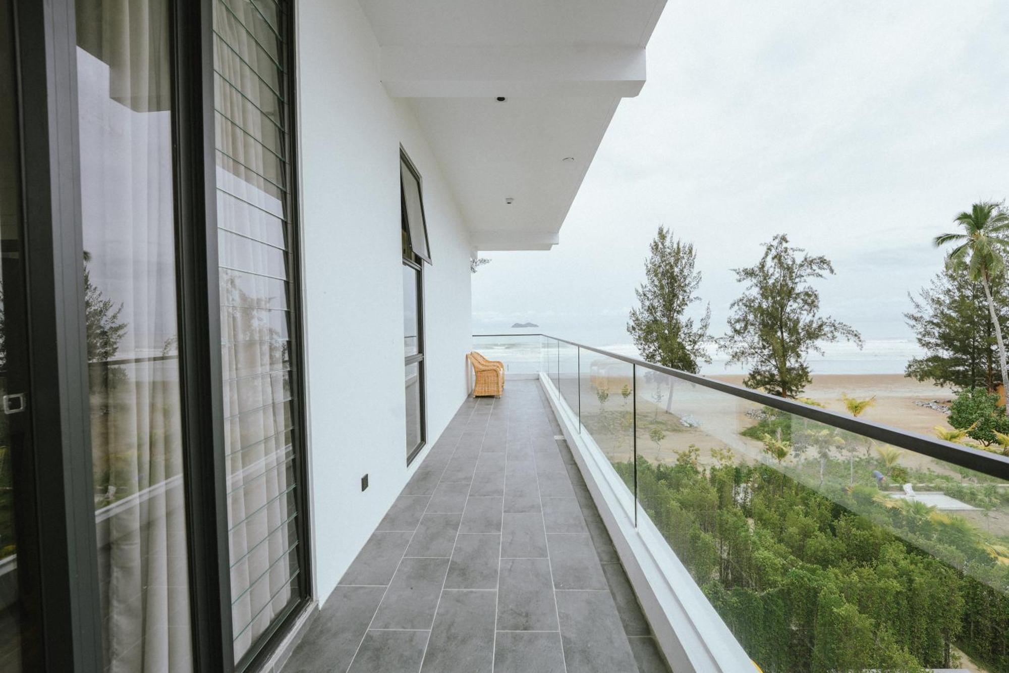 Roxy Beach Resort Sematan Exterior photo